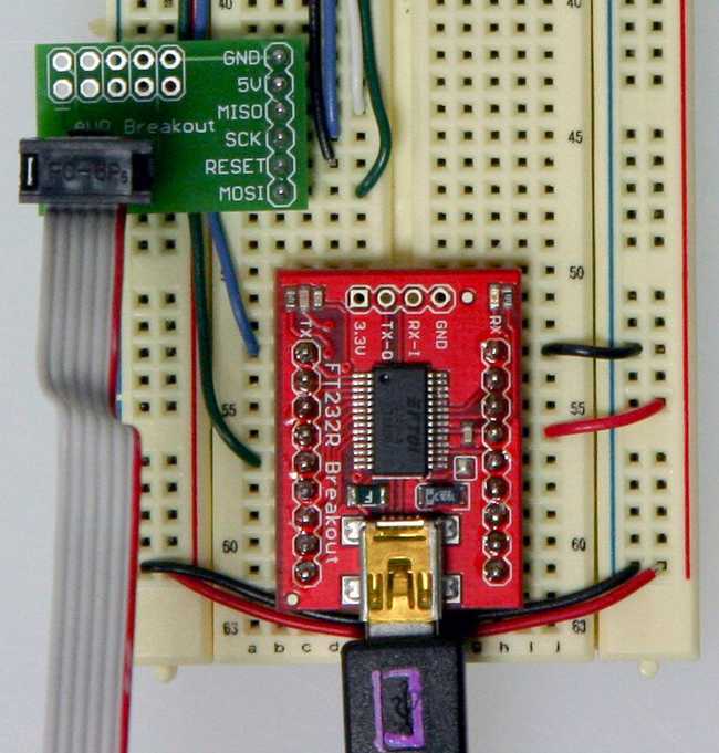 Подключение USB-кабеля и кабеля программатора AVR