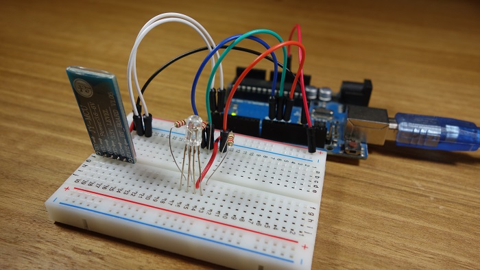 Собранная цепь RGB LED с Arduino и Bluetooth-модулем на макетной плате