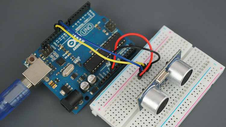 Плата Arduino UNO с ультразвуковым датчиком HC-SR04