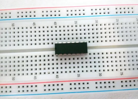 Размещение 74HC595 на макетной плате