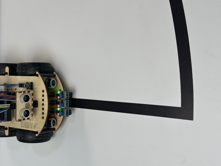 Робот Фобо следует по линии