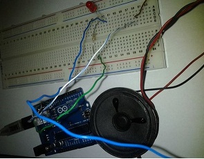 https://alashed-media.s3.eu-north-1.amazonaws.com/wiki/digitrode/495-azbuka-morze-na-arduino-signal-sos-s-pomoschyu-dinamika-i-svetodioda/images/azbuka-morze-na-arduino-signal-sos-s-pomoschyu-dinamika-i-svetodioda-1.jpg
