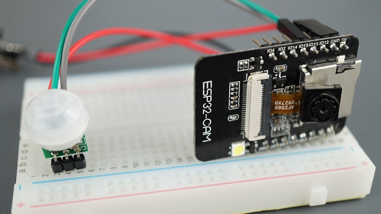 ESP32-CAM с PIR-датчиком движения