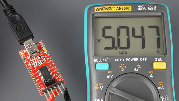 Выходное напряжение FTDI-программатора 5V на мультиметре