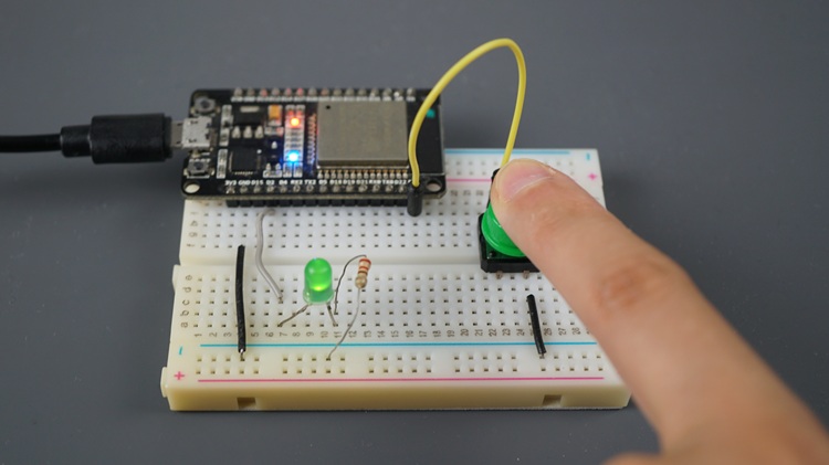 ESP32 с мигающим светодиодом и кнопкой для приостановки и возобновления задачи