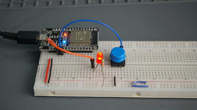 ESP32 подключён к светодиоду и кнопке для тестирования одноразовых таймеров FreeRTOS