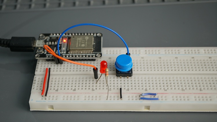 ESP32 подключён к кнопке и светодиоду для тестирования одноразового таймера FreeRTOS