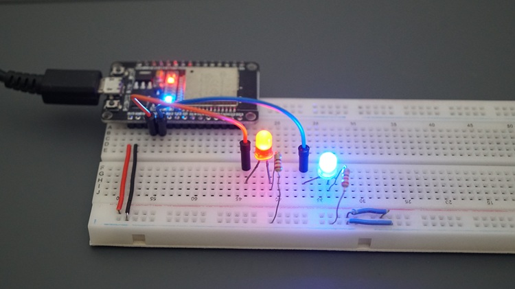 ESP32 подключён к двум светодиодам, мигающим с разной частотой, используя программные таймеры