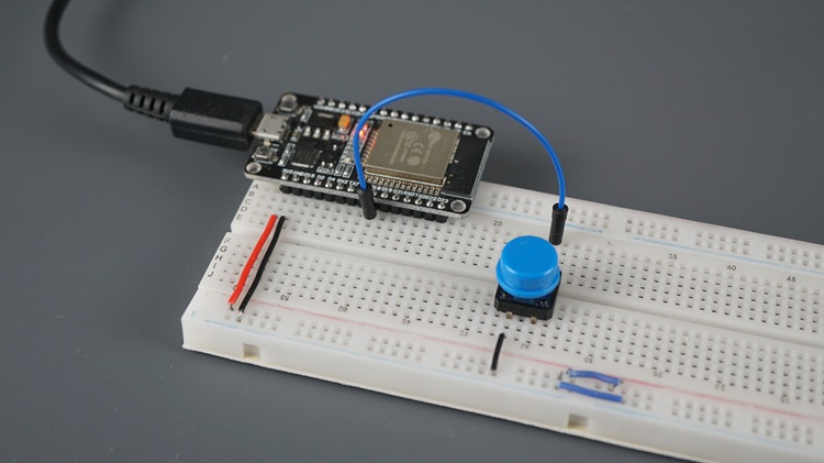 ESP32 с тактовой кнопкой на макетной плате