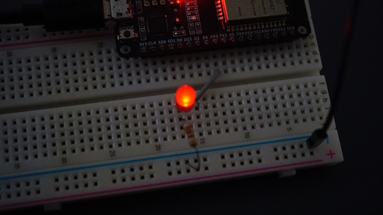 ESP32 ШИМ — светодиод с яркостью 50%