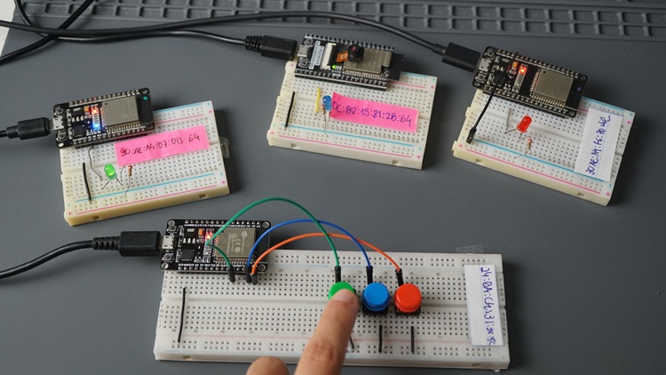 Одна плата ESP32 управляет тремя платами ESP32 через ESP-NOW, нажимая кнопку для каждой платы