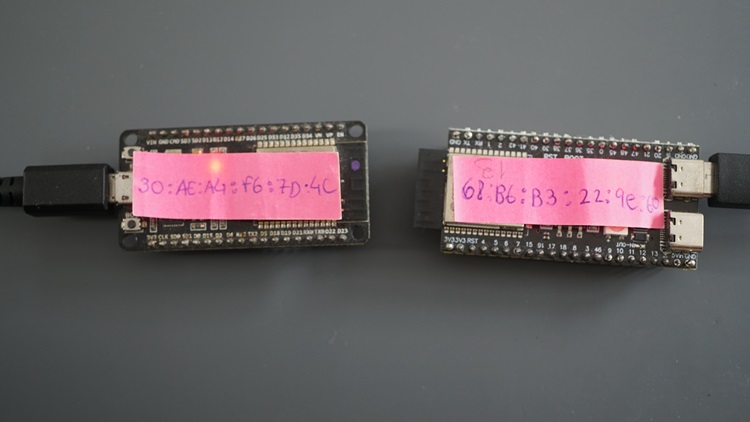 Две платы ESP32 с наклейками с MAC-адресами