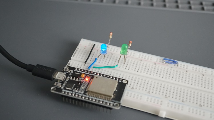 ESP32 ESP8266 асинхронное программирование - мигание несколькими светодиодами - демонстрация
