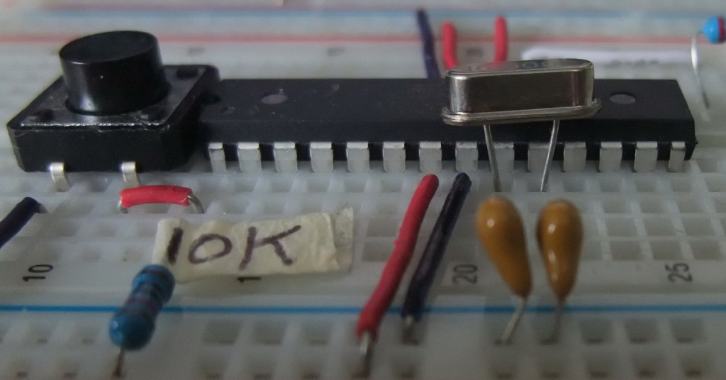 Arduino на макетной плате (вид сбоку)