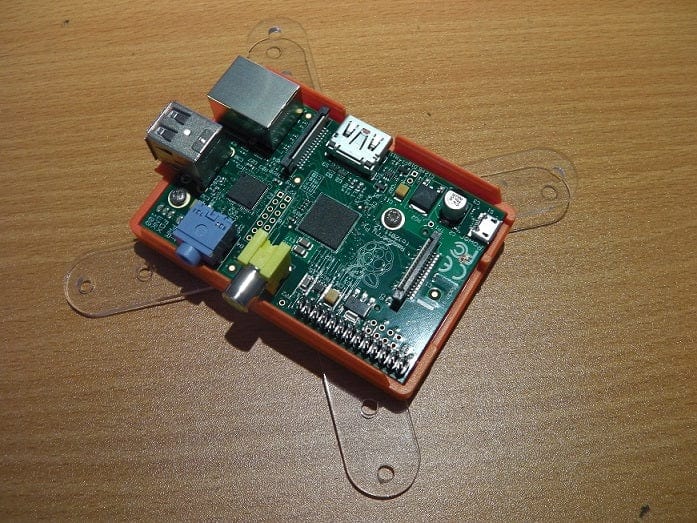 Raspberry Pi закреплен на нижней пластине металлическими винтами