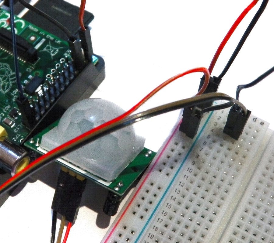 Собранная схема PIR-датчика на макетной плате с Raspberry Pi