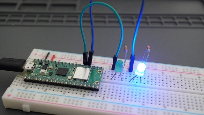 RPi Pico светодиоды мигают с разной частотой
