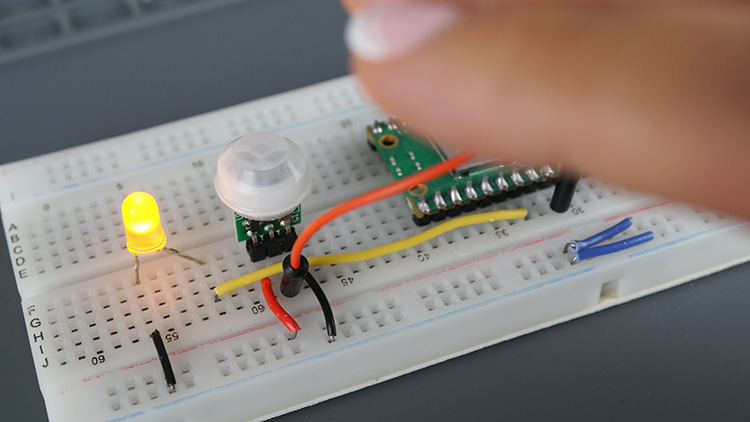 Raspberry Pi Pico — демонстрация обнаружения движения PIR-датчиком