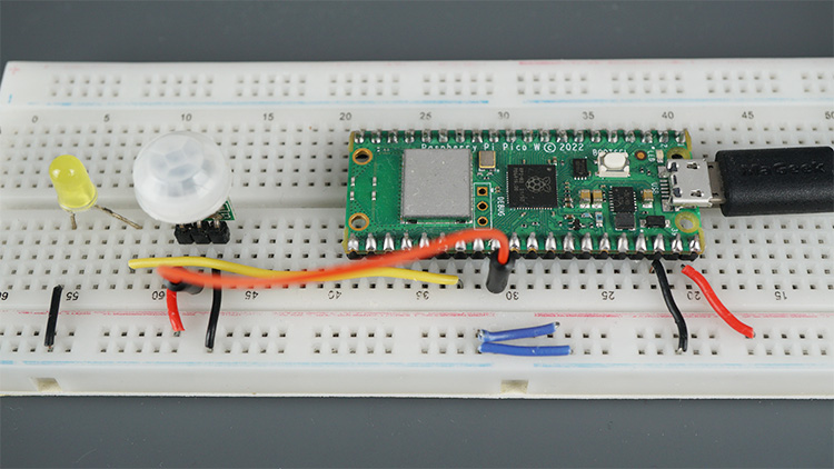Схема подключения PIR-датчика движения к Raspberry Pi Pico