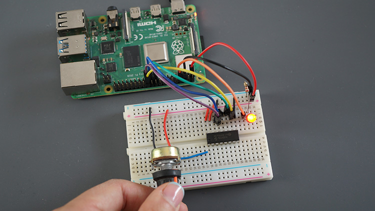Raspberry Pi чтение аналоговых входов с MCP3008 и потенциометром