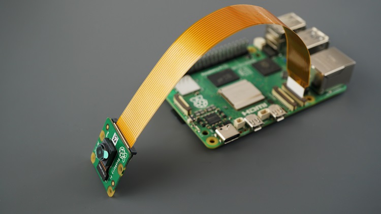 Raspberry Pi 5 с подключённым кабелем модуля камеры Pi Camera V2